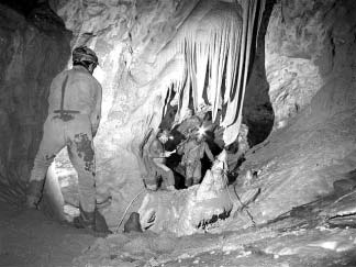 Pri meraní v jaskyni Velká Klisura. Foto: J. Šmoll