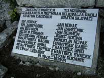 Po príchode k pamätníku sme vytrhali burinu, vyrúbali všetky zakrývajúce kríky, obnovili písmená na nehrdzavejúcom plechu a zasadili javory, ktoré sme špeciálne na tento účel priviezli zo Slovenska.